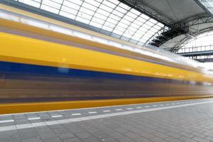 amsterdam, pays-bas - 25 février 2020 - train arrivant dans la vieille ville de la gare centrale photo