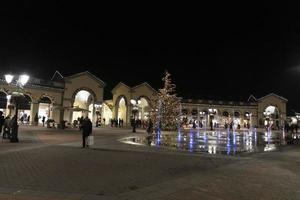 scrivia serravalle, italie - 2 décembre 2018 - la saison de noël dans le designer outled commence photo