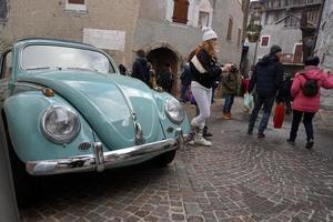 rango, italie - 8 décembre 2017 - personnes au marché de noël traditionnel photo