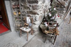 rango, italie - 8 décembre 2017 - personnes au marché de noël traditionnel photo