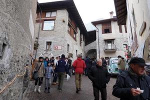 rango, italie - 8 décembre 2017 - personnes au marché de noël traditionnel photo