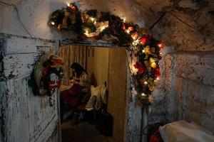 rango, italie - 8 décembre 2017 - personnes au marché de noël traditionnel photo