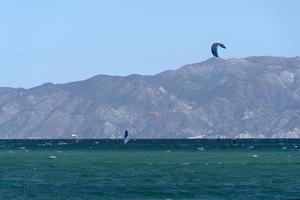 la ventana, mexique - 16 février 2020 - kite surf sur la plage venteuse photo