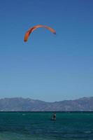 la ventana, mexique - 16 février 2020 - kite surf sur la plage venteuse photo