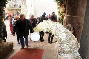 rango, italie - 8 décembre 2017 - personnes au marché de noël traditionnel photo