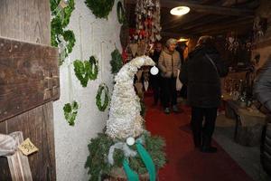 rango, italie - 8 décembre 2017 - personnes au marché de noël traditionnel photo