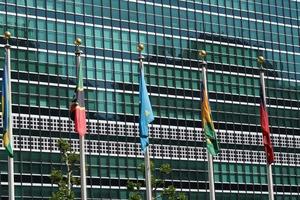 Drapeaux à l'extérieur du bâtiment des Nations Unies à New York, 2022 photo