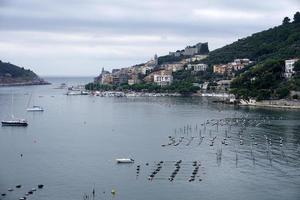 ferme de moules en mer méditerranée photo