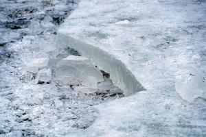 glaçons glace gelée sur le lac d'herbe photo