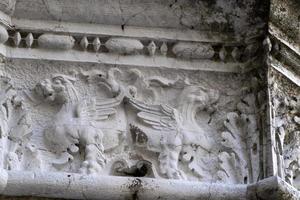 Venise, Italie - 15 septembre 2019 - doge palais ducal capitale de la colonne détail sculpture en bordure photo