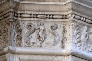 Venise, Italie - 15 septembre 2019 - doge palais ducal capitale de la colonne détail sculpture en bordure photo