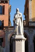 vérone, italie - statue de dante alighieri, célèbre poète ancienne sculpture. photo