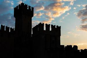 sirmione, italie - château sur le lac de garde. bâtiment médiéval pittoresque sur l'eau photo