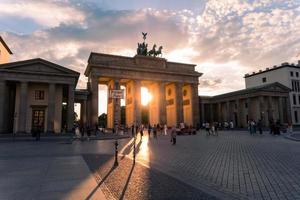 berlin, allemagne-8 août 2022-des gens et des touristes se promènent sur la pariser platz devant la porte de brandebourg pendant un coucher de soleil photo