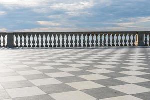 livorno, italie-27 novembre 2022-vue sur la terrasse de mascagni, une splendide terrasse belvédère avec surface pavée en damier, livorno, toscane, italie pendant une journée ensoleillée. photo