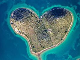 vue aérienne par drone de galesnjak l'île de l'amour en croatie avec une belle eau de mer bleu turquoise. île en forme de coeur. destination de voyage et de vacances. tourisme incroyable dans les îles de la croatie. photo