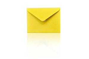 enveloppe fermée jaune isolé sur fond blanc. élément de conception. marchandises postales. photo