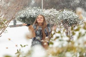 la fille est heureuse de la neige qui est tombée photo