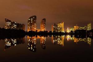 ville de nuit avec reflet de maisons dans la rivière photo