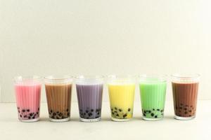 boisson au thé boba à bulles de différentes couleurs photo
