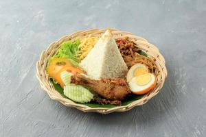 nasi uduk tumpeng, riz vapeur salé au lait de coco photo