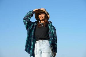 les agricultrices asiatiques utilisent des ordinateurs pour analyser la croissance des plants de riz. photo