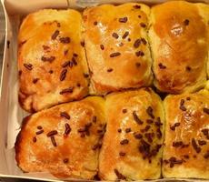 bolen ou pisang bolen est une pâte à pain cuite au four indonésienne avec des couches de croûte similaires à celles d'un croissant garni de chocolat fourré au fromage et à la banane. photo