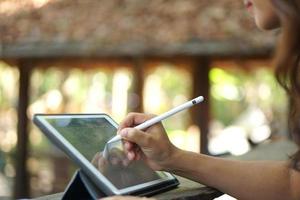 main féminine travaillant en regardant le plan sur ordinateur au café photo