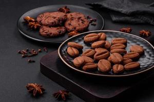 De délicieux biscuits au chocolat avec des noix sur une plaque en céramique noire photo