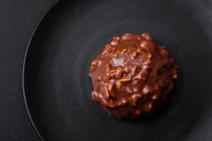 délicieuse tarte au chocolat aux noix sur une plaque en céramique noire photo