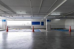 le parking pour handicapés à l'intérieur du grand magasin. photo