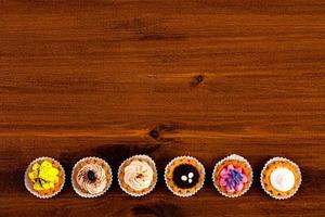 cupcakes sur une table en bois marron, vue de dessus photo