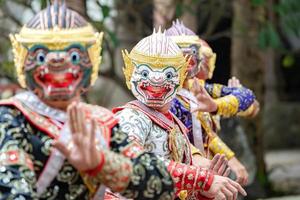 la représentation de l'histoire dramatique traditionnelle thaïlandaise khon épique, ramakien ou ramayana avec le singe blanc hanuman et d'autres. photo