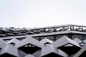 architecture moderne en matériau composite aluminium couleur grise et texture contextuelle de forme hexagonale sur la façade extérieure du bâtiment. photo