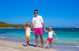 petites filles et papa heureux s'amusant pendant les vacances tropicales photo