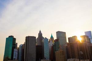 belle vue sur new york depuis le pont de brooklyn au coucher du soleil photo