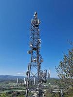 grande antenne de communication sur le ciel bleu photo