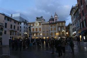 chiavari, italie - 23 décembre 2018 - la ville médiévale historique est pleine de monde pour noël photo