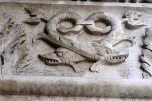 Venise, Italie - 15 septembre 2019 - doge palais ducal capitale de la colonne détail sculpture en bordure photo