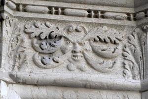 Venise, Italie - 15 septembre 2019 - doge palais ducal capitale de la colonne détail sculpture en bordure photo