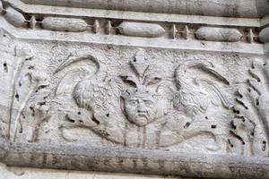 Venise, Italie - 15 septembre 2019 - doge palais ducal capitale de la colonne détail sculpture en bordure photo