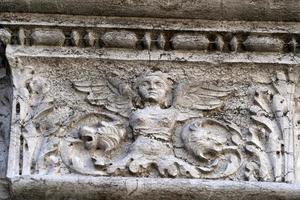Venise, Italie - 15 septembre 2019 - doge palais ducal capitale de la colonne détail sculpture en bordure photo