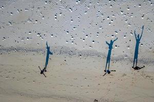 ombres humaines sur la plage maldives vue aérienne paysage panoramique photo