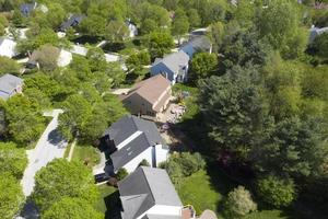 Quartier américain de la classe moyenne supérieure avec rue incurvée dans le Maryland photo