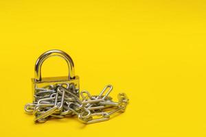 cadenas fermé avec chaîne sur fond jaune avec espace de copie, interdiction, tabou photo