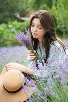 belle jeune fille sur le champ de lavande. photo