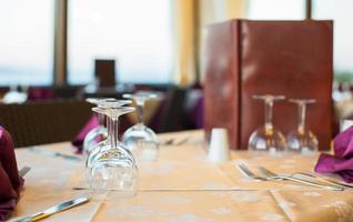 gros plan de verre dans un restaurant le soir photo