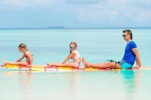 père et enfants sur planche de surf pendant les vacances d'été photo