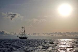vieille silhouette de navire au coucher du soleil photo