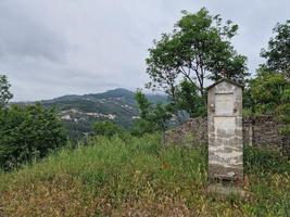 croix de santa giulia sur les collines de santa croce près de lavagna et chiavari ligurie photo